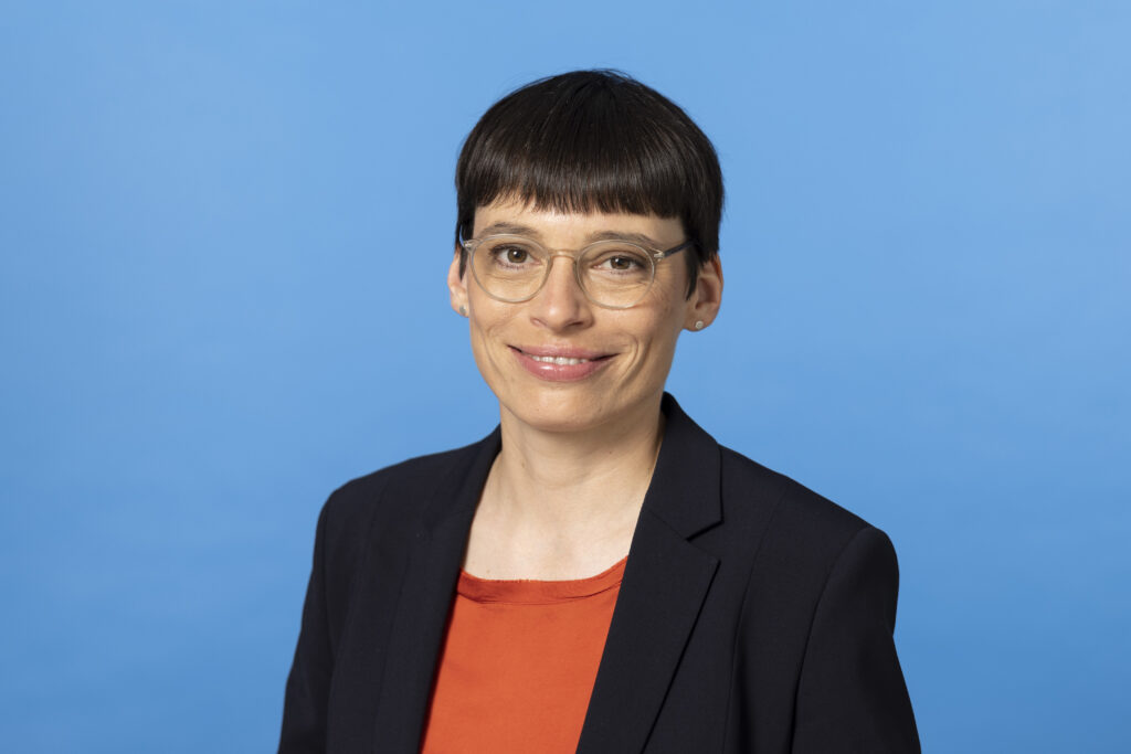 Foto:
Ministerin Josefine Paul. © Ministerium für Kinder, Jugend, Familie, Gleichstellung, Flucht und Integration des Landes Nordrhein-Westfalen. Fotograf: Ralph Sondermann.
Das Foto wurde für diese Pressemitteilung von der Pressestelle des Ministerium für Kinder, Jugend, Familie, Gleichstellung, Flucht und Integration des Landes Nordrhein-Westfalen zur kostenfreien Nutzung für diese Pressemitteilung zur Verfügung gestellt.
